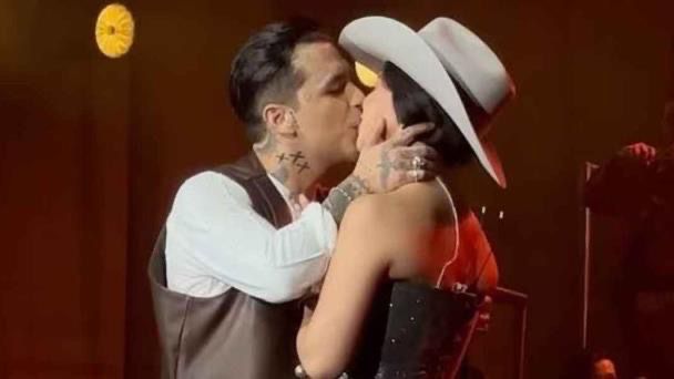 Christian Nodal pide a Ángela Aguilar que cante “Como la flor”
