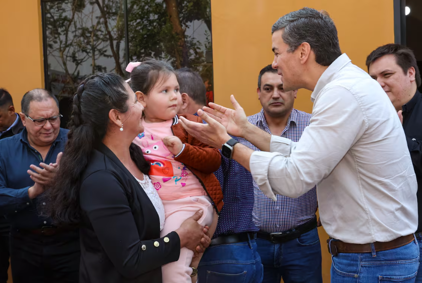 Santiago Peña y Juan Carlos Baruja inauguran 113 viviendas en Guairá