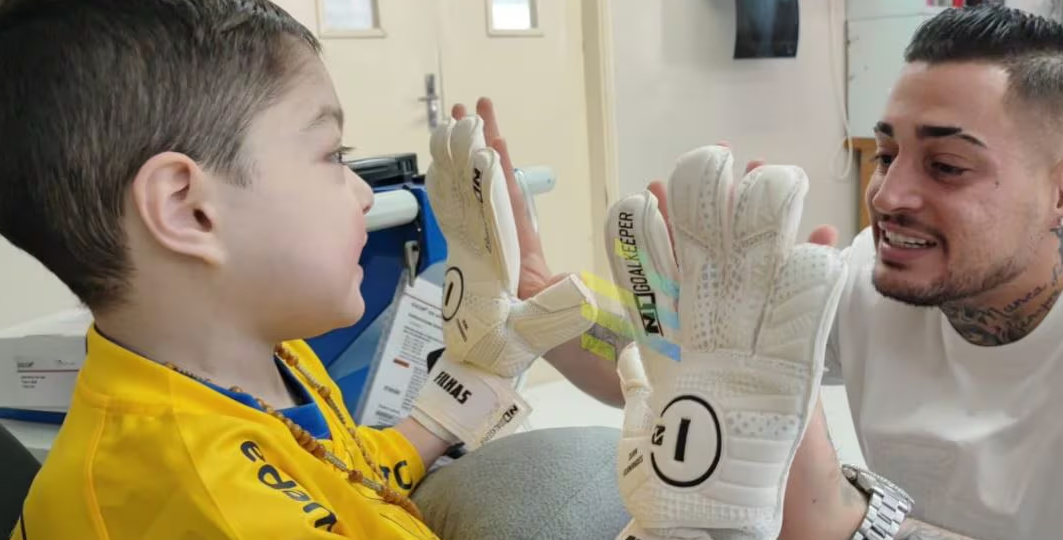 Jugador cumple el sueño de Milán en Hospital Acosta Ñu