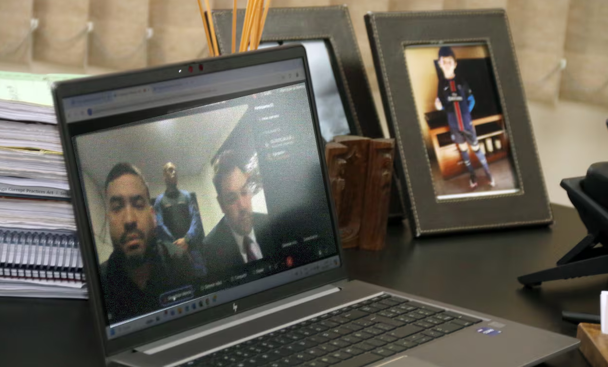 Juez concede prisión preventiva y permiso especial a hijo de diputado fallecido