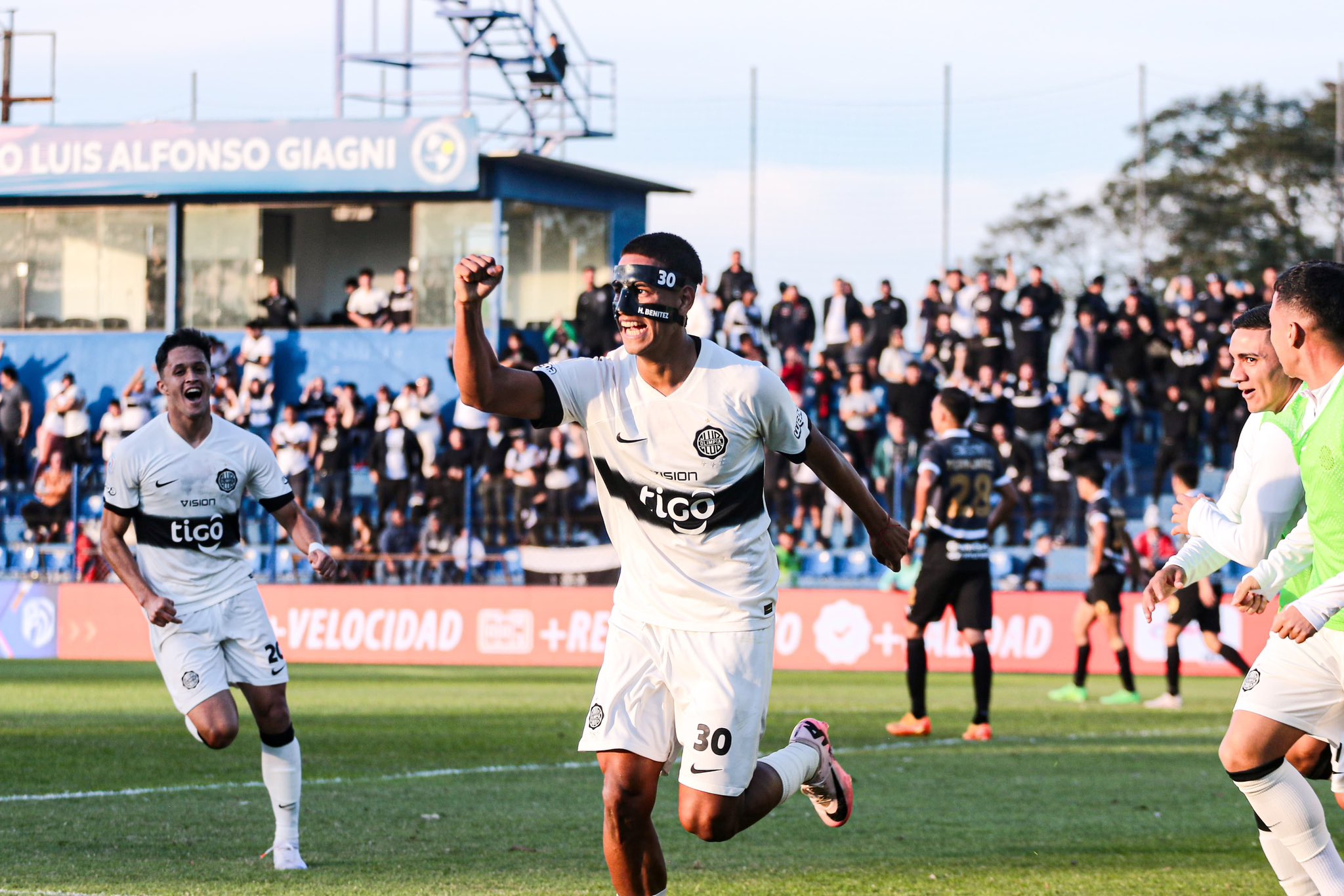 El “Decano” goleó al “Guma” y escaló a la punta