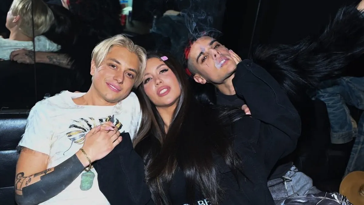 Wanda Nara a los besos en pleno show con Ca7riel & Paco Amoroso