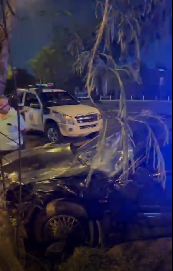 Venía a alta velocidad, perdió el control y chocó contra tres autos estacionados en Luque