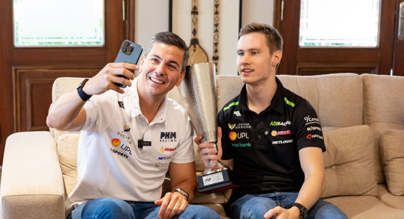 Peña recibió a Joshua Duerksen tras haber hecho historia en la Fórmula 2