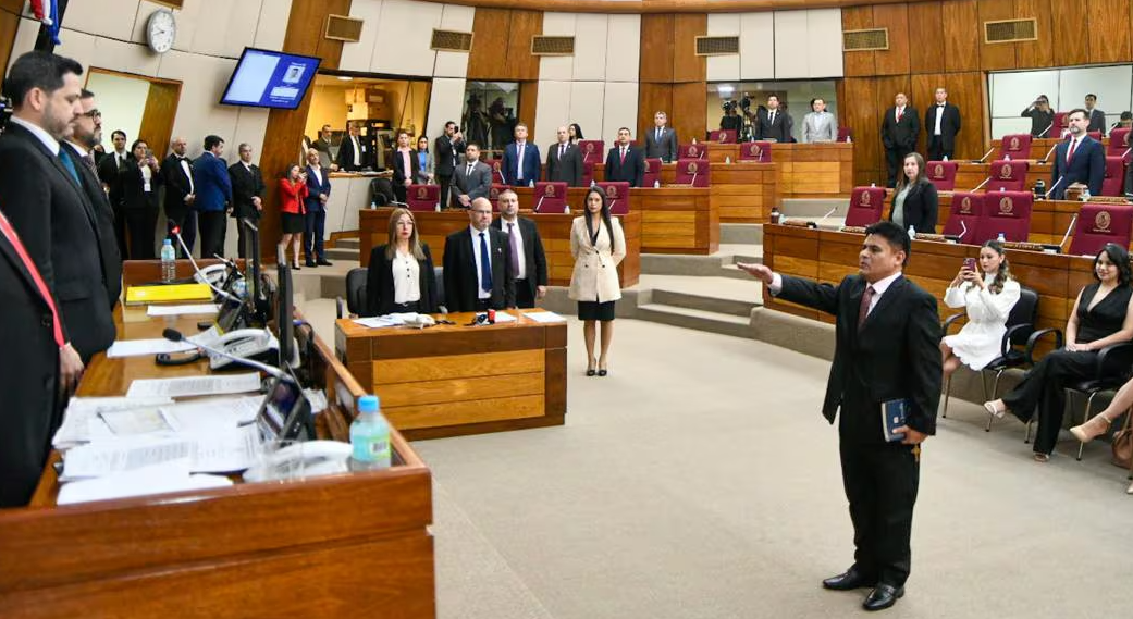 Santiago Benítez jura como diputado nacional en medio de impugnaciones y controversias
