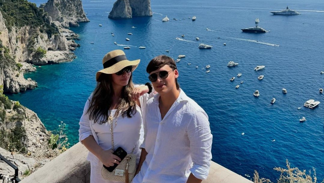 Liliana Alvarez continúa su tour europeo con su hijo