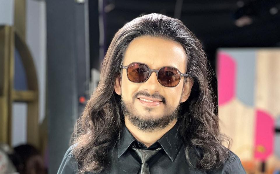 El Buki paraguayo pide votos para ganar concurso en Ecuador