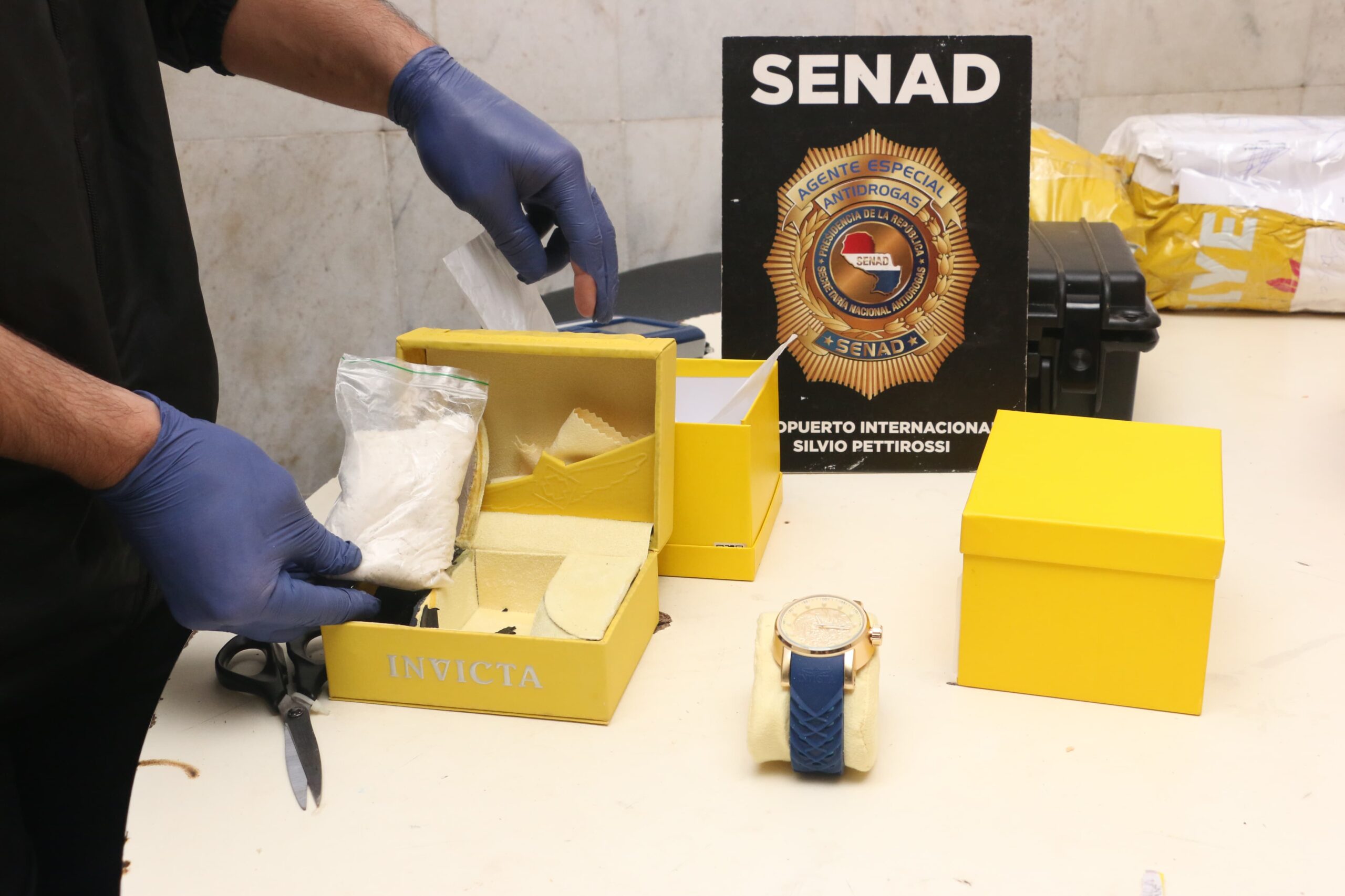 SENAD intercepta envío de ketamina oculto en cajas de relojes