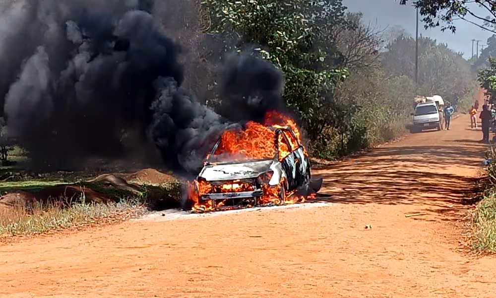 Mujer logra escapar de su vehículo mientras se incendiaba
