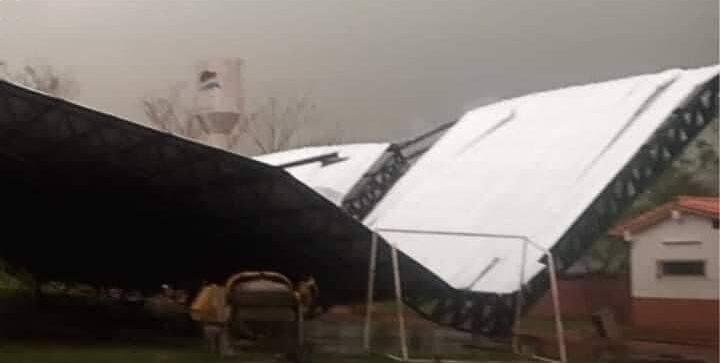 Tinglado de colegio cayó en Caaguazú