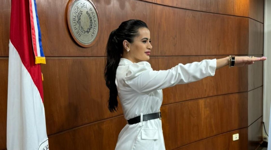 Ale Beltrán genera admiración al jurar como abogada