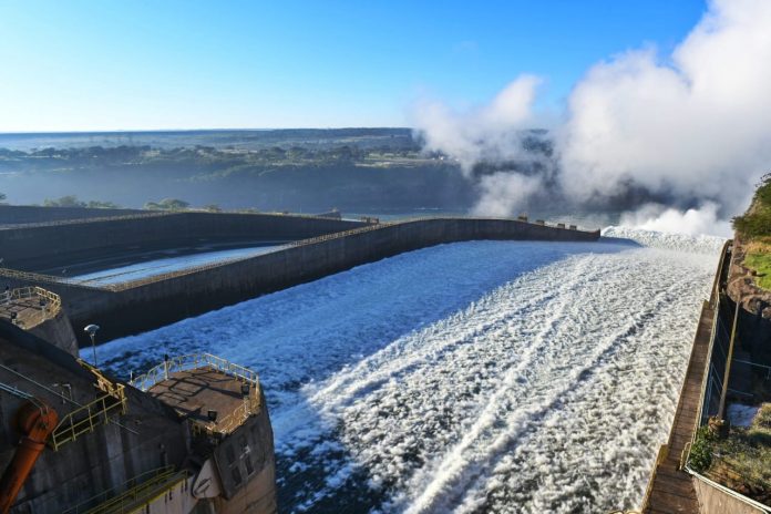 Itaipú aumenta embalse de usina ante bajante del río