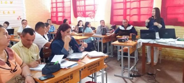 Docentes concursan para conformar banco de elegibles