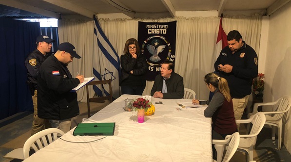 Allanan congregación religiosa y detienen a pastor