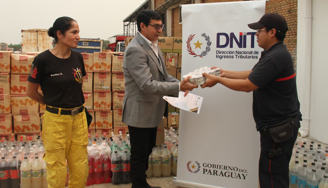 DNIT dona alimentos y tapabocas a bomberos que combaten incendios