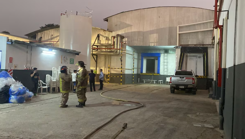 Bomberos controlan incendio en frigorífico