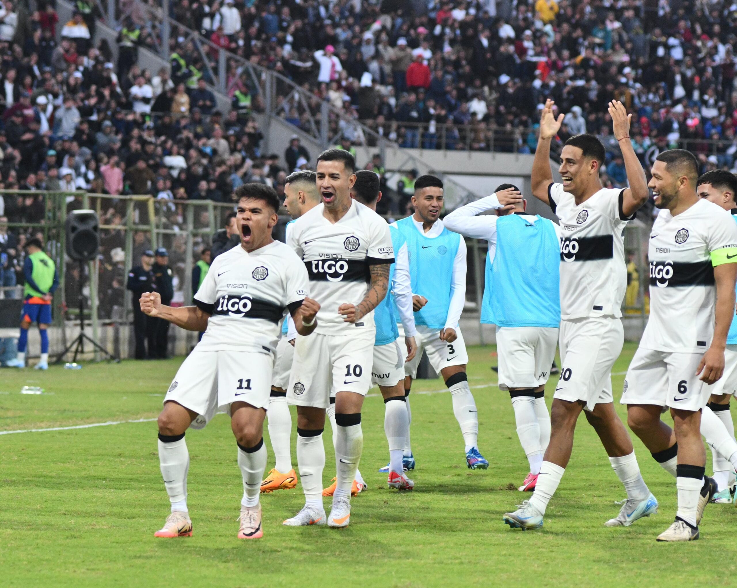 Olimpia sufrió pero aseguró la punta