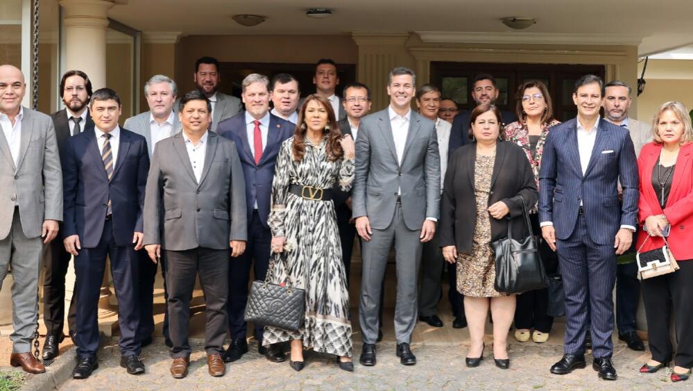 Parlamentarios opositores dialogaron con Santiago Peña