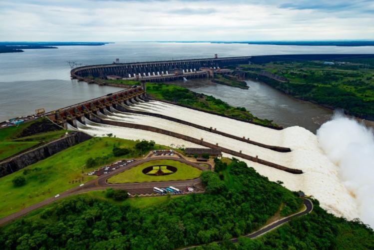 Niegan reserva de agua en Itaipú ante bajante del río