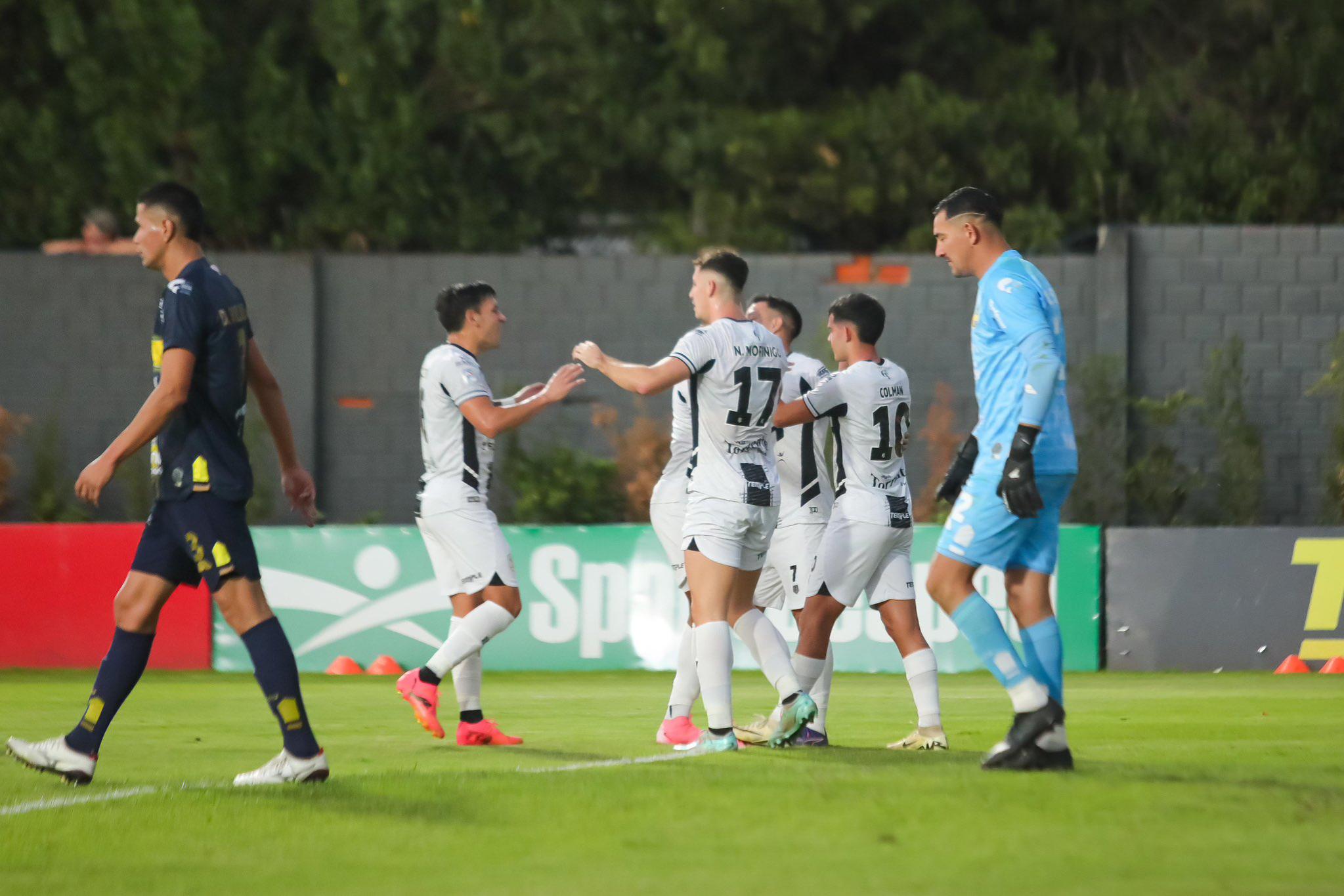 Un inspirado Tacuary derrotó con altura a Trinidense