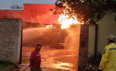 Explosiones y evacuación: voraz incendio en depósito en Caacupé