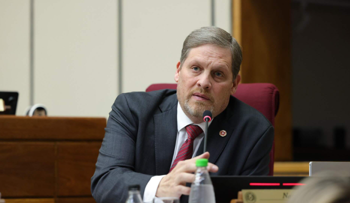 Estudian denuncia contra Buzarquis por presunto tráfico de influencias