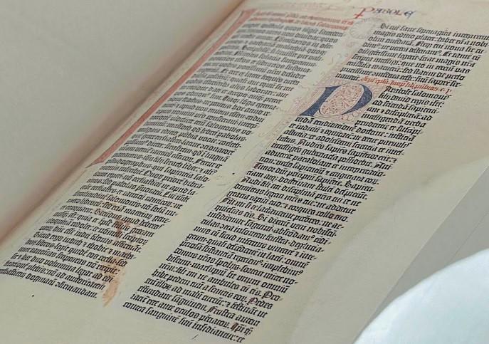Réplica de la Biblia de Gutenberg es exhibida en la Biblioteca Nacional