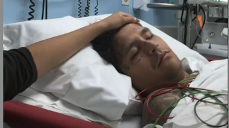 Christian Nodal conectado a máquinas en un hospital