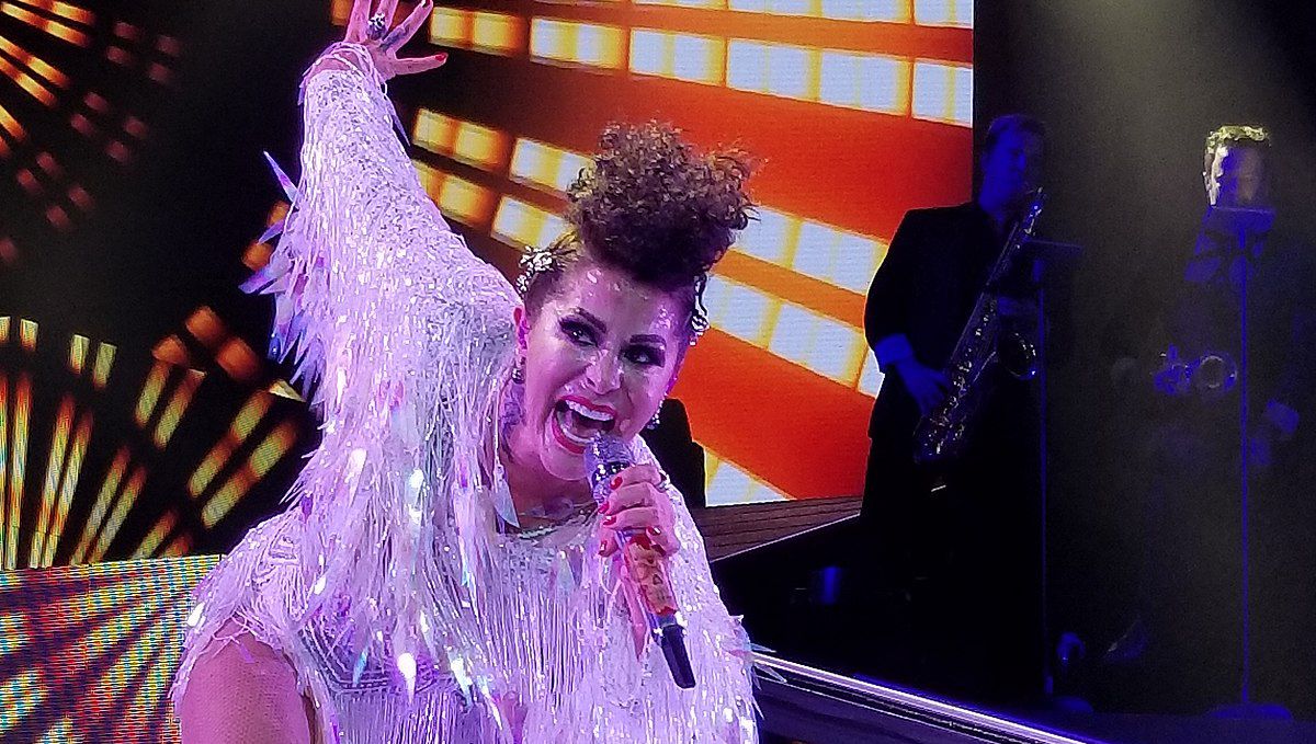 Alejandra Guzmán se tropieza en pleno aeropuerto