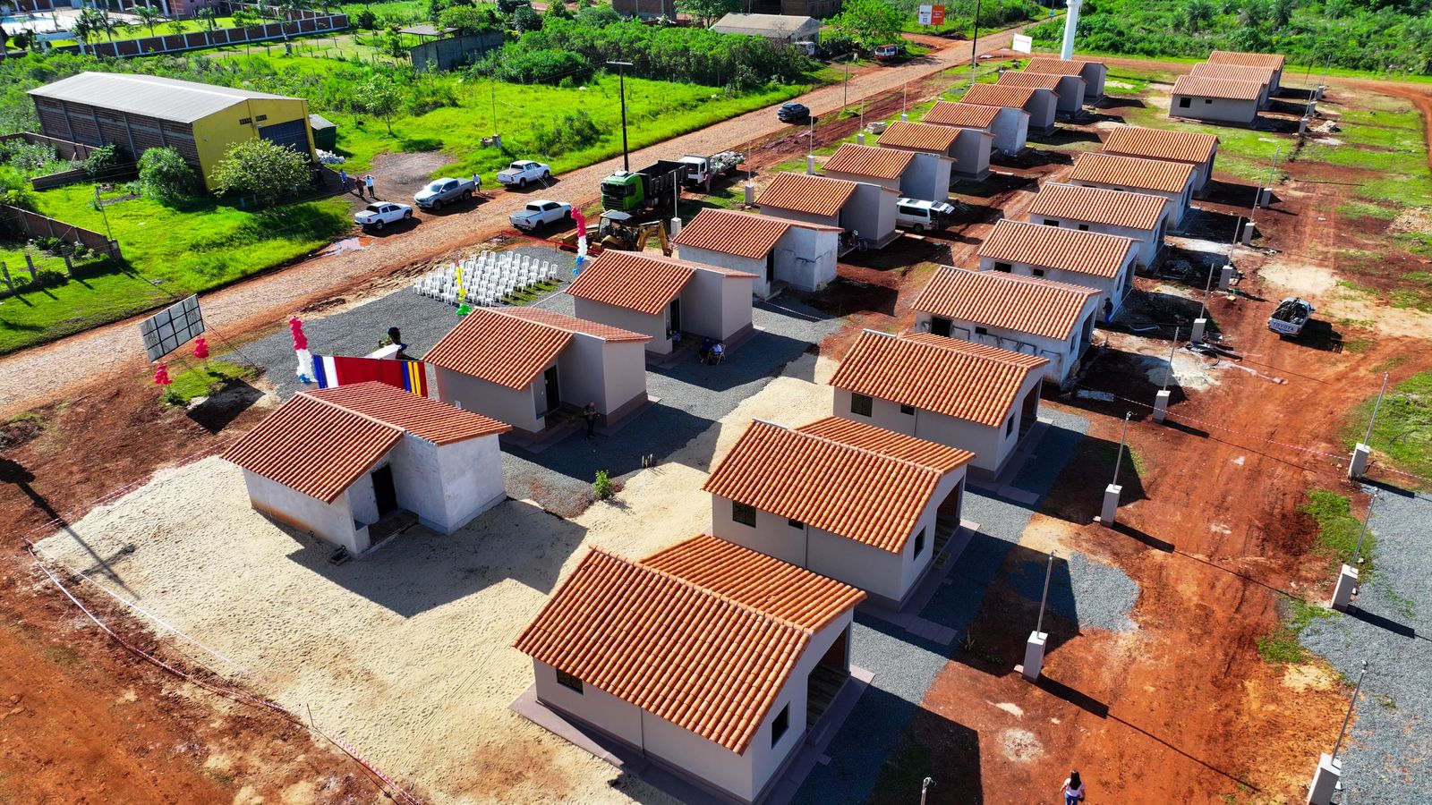 50 familias encarnacenas reciben las llaves de sus viviendas