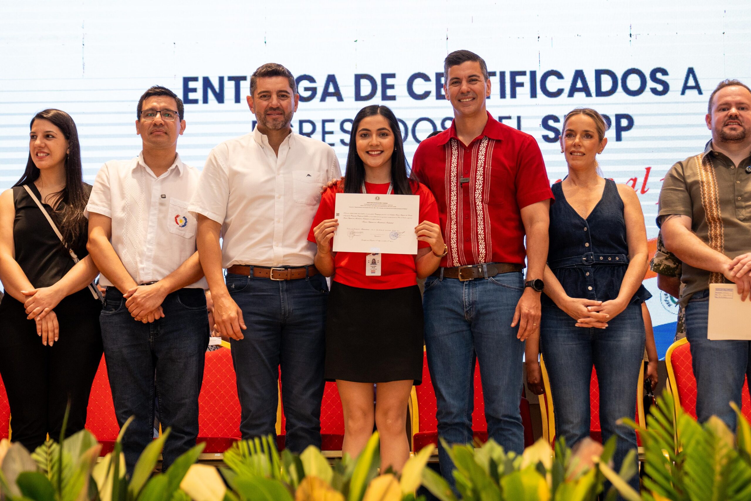Más de 300 jóvenes reciben sus títulos profesionales de manos del presidente Peña