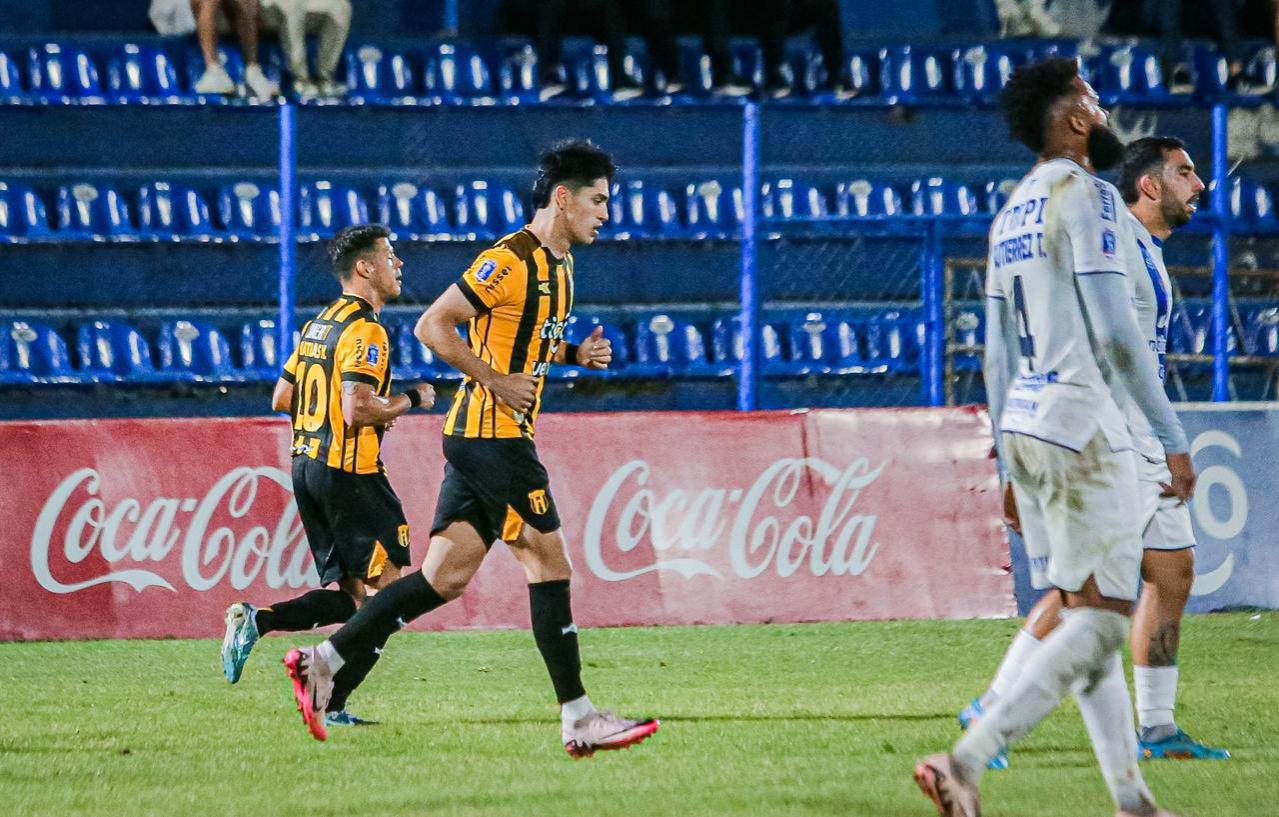 Guaraní eliminó a Ameliano en tanda de penales