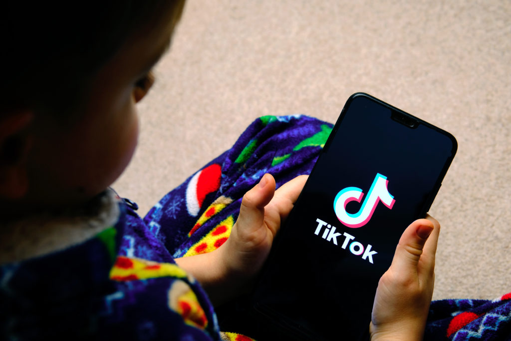 Imputan a adolescente tras violento video en TikTok