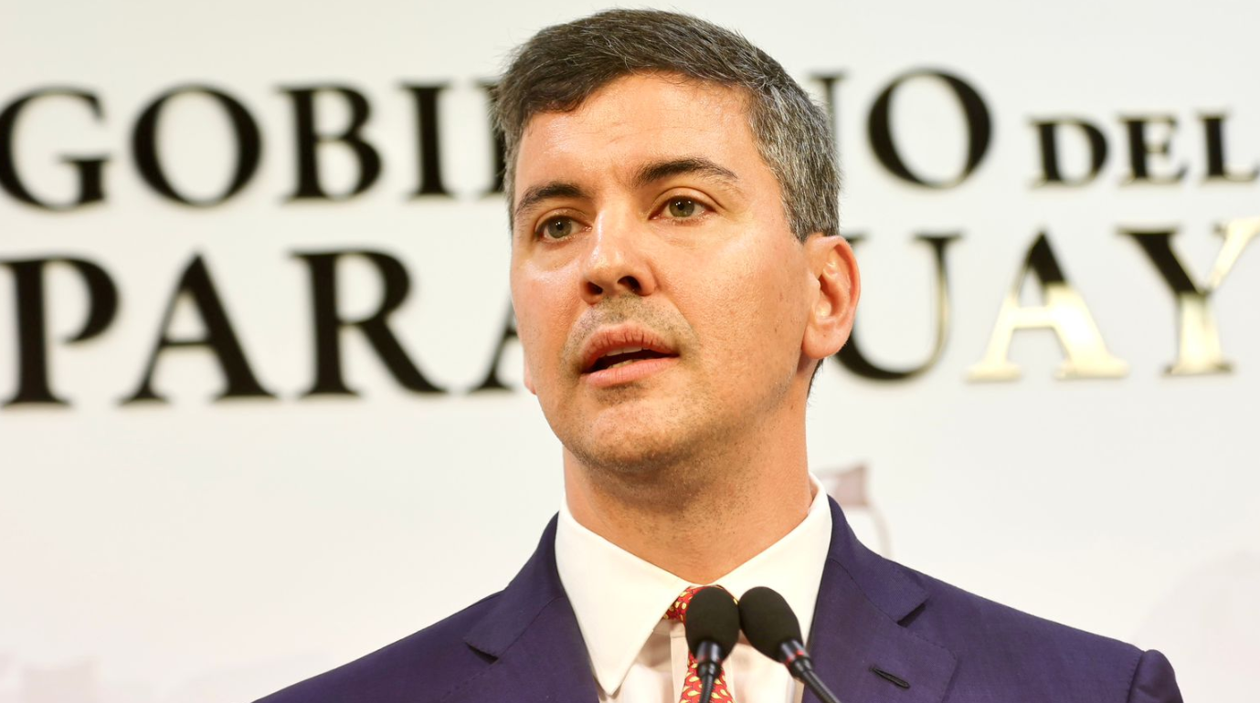 Peña firma decreto reglamentario para oficinas consulares paraguayas en el exterior