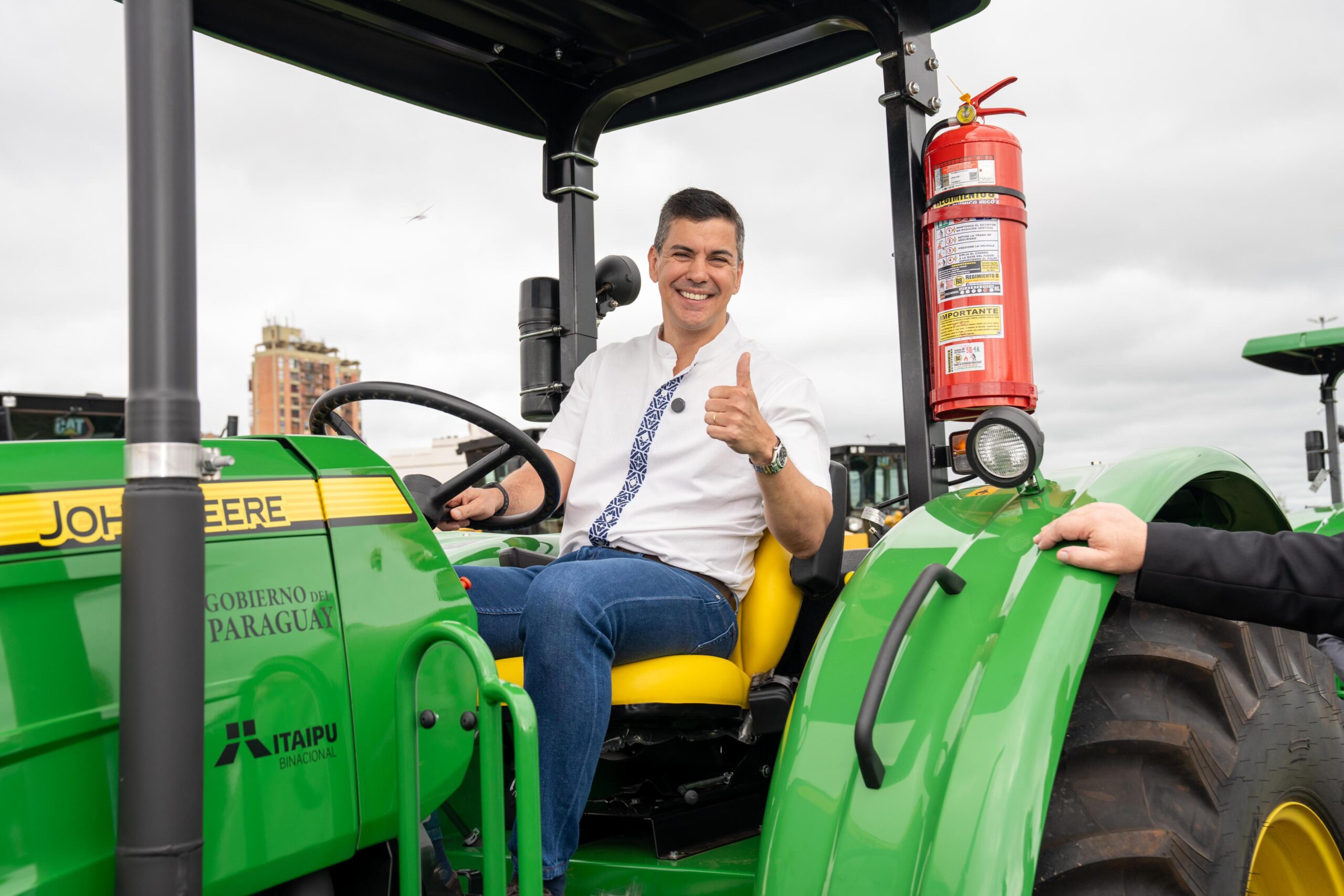 Gobierno realiza nueva entrega de maquinarias a gobernaciones con apoyo de ITAIPU