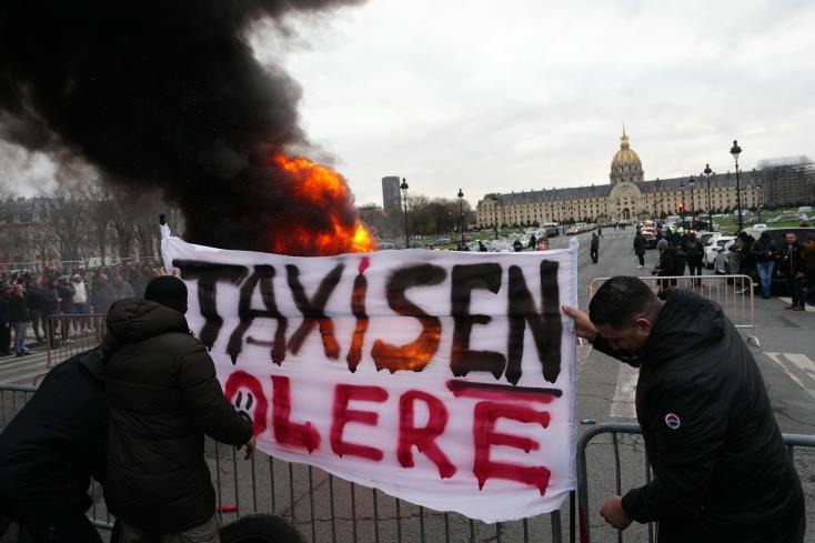 Crece la manifestación de taxistas sanitarios en París y Lyon que afectan movilidad en aeropuertos