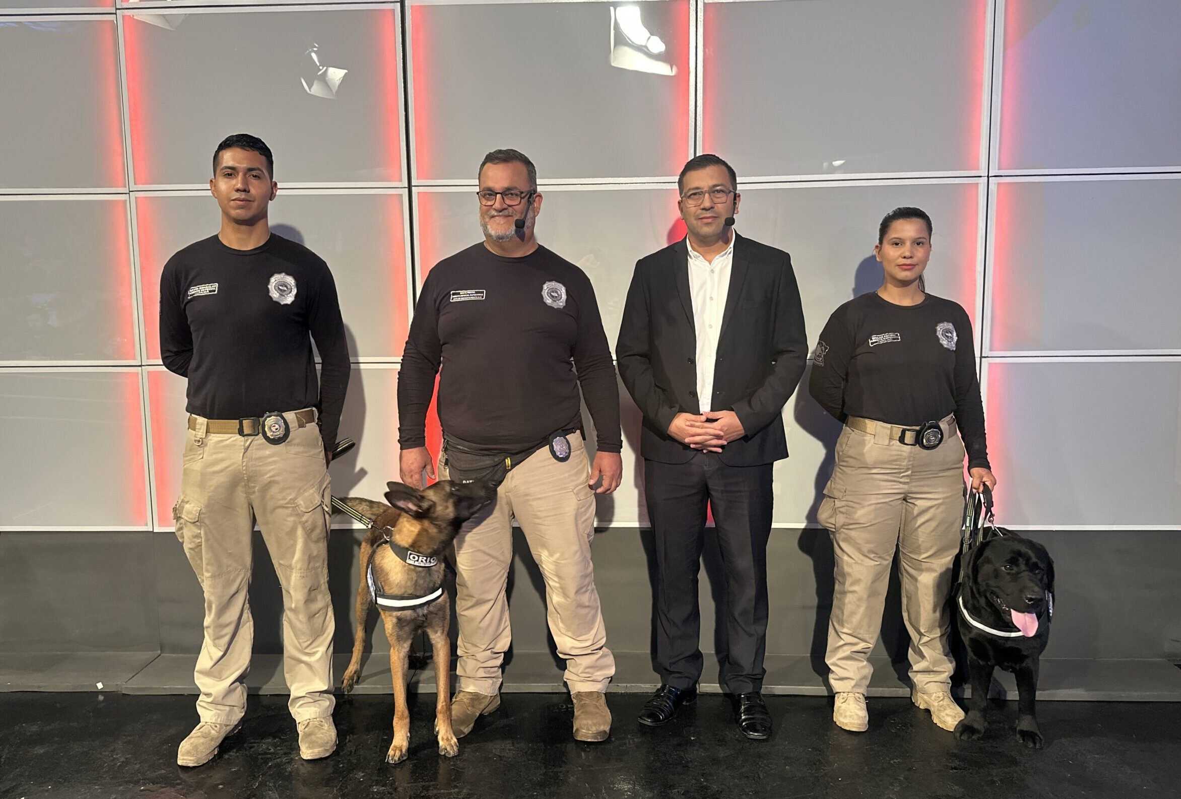 La Senad presentó a nuevos canes antidrogas