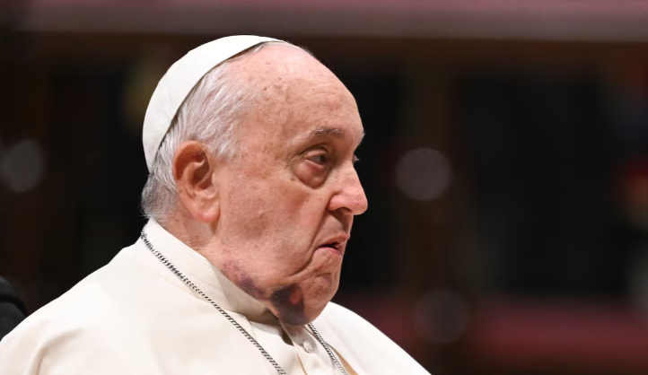 El papa Francisco sufrió una caída y apareció con un moretón