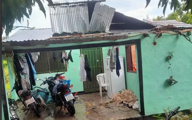 Asisten a familias afectadas por un temporal en San José de los Arroyos