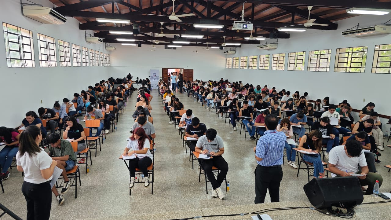 Casi 18.000 jóvenes rinden en 16 sedes a nivel país para acceder a las becas del Gobierno