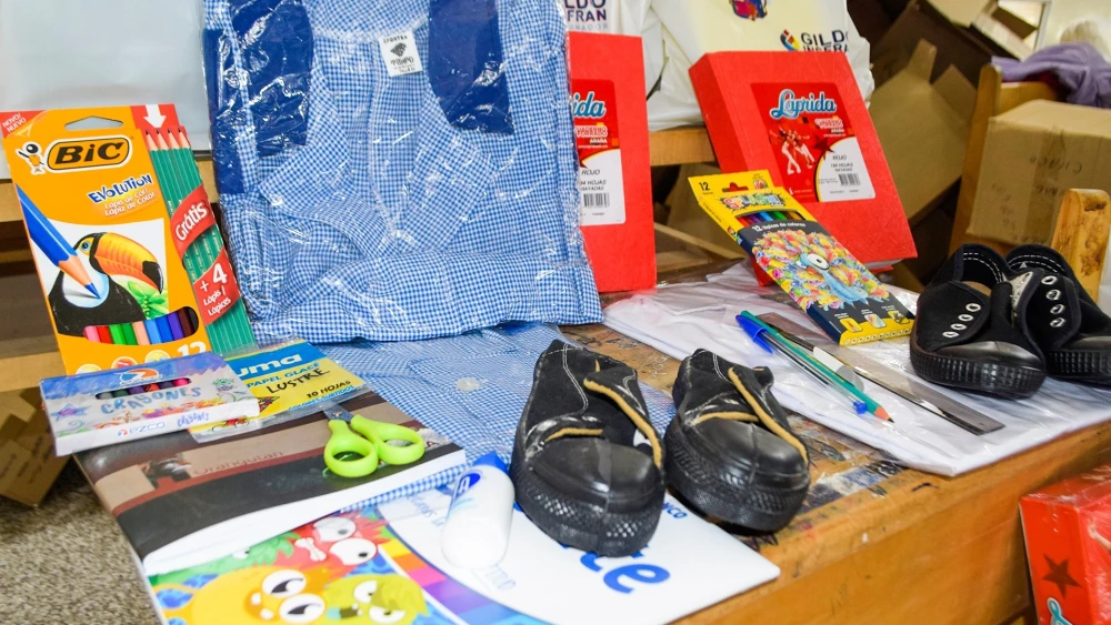 Itaipu distribuye libros de cuentos en kits escolares del MEC