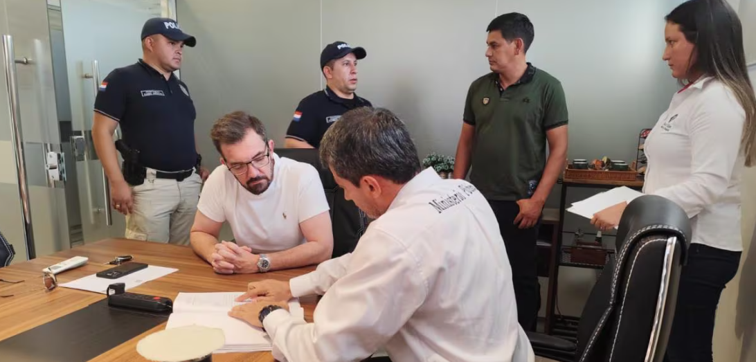 Detienen a hombre acusado por estafa en contrato con la Senabico