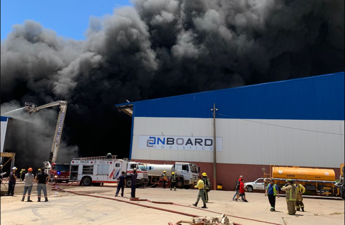 Incendio en depósito de neumáticos desata emergencia en Mariano Roque Alonso