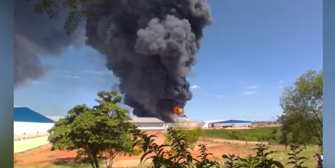 Alertan sobre la calidad del aire en Asunción tras el incendio en un depósito