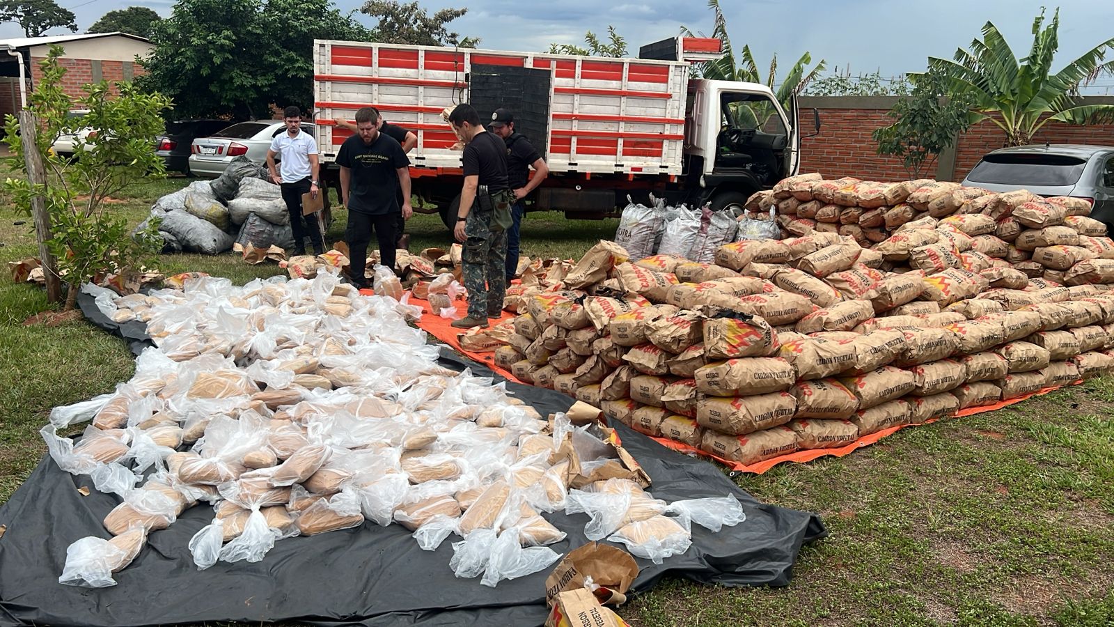 SENAD incauta marihuana oculta en bolsas de carbón en Canindeyú