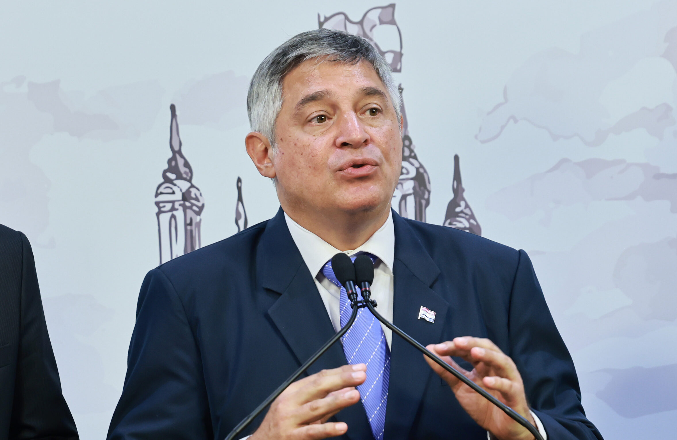 Ministro reconoce retrasos en la entrega de kits escolares y promete regularización esta semana