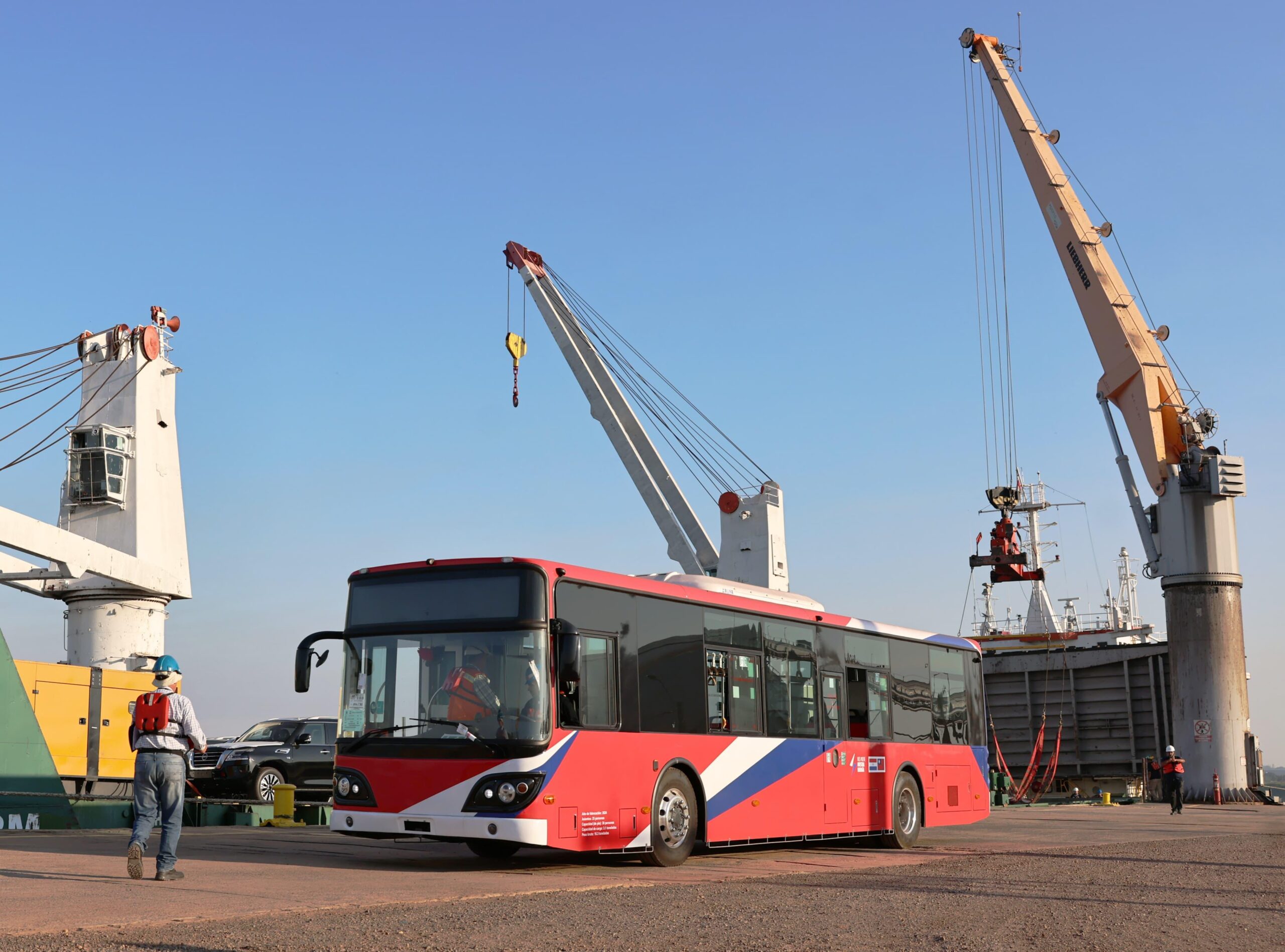 Paraguay recibe los primeros buses eléctricos y avanza hacia un transporte sostenible