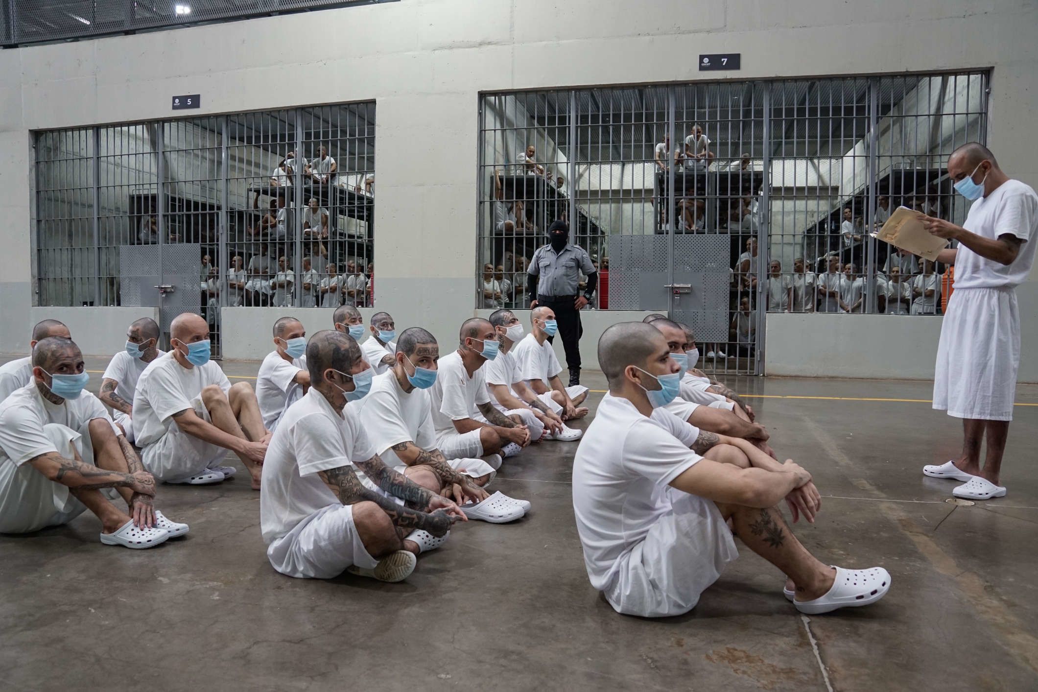 ¿U$S 20,000 por criminal? Bukele encierra a pandilleros deportados y pagados por EE. UU.