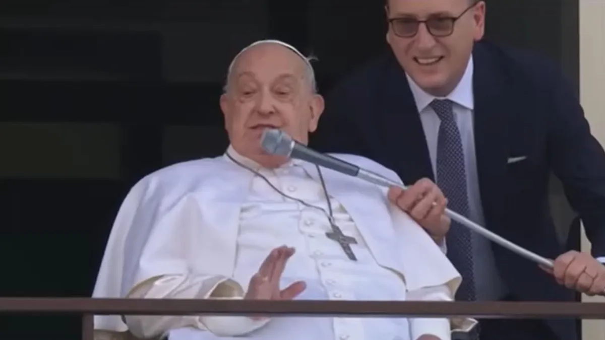 El Papa Francisco fue dado de alta y saludó a sus fieles antes de regresar al Vaticano