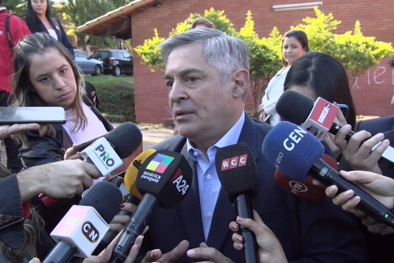 Ministro de Educación rechaza cambiar el horario escolar para todos